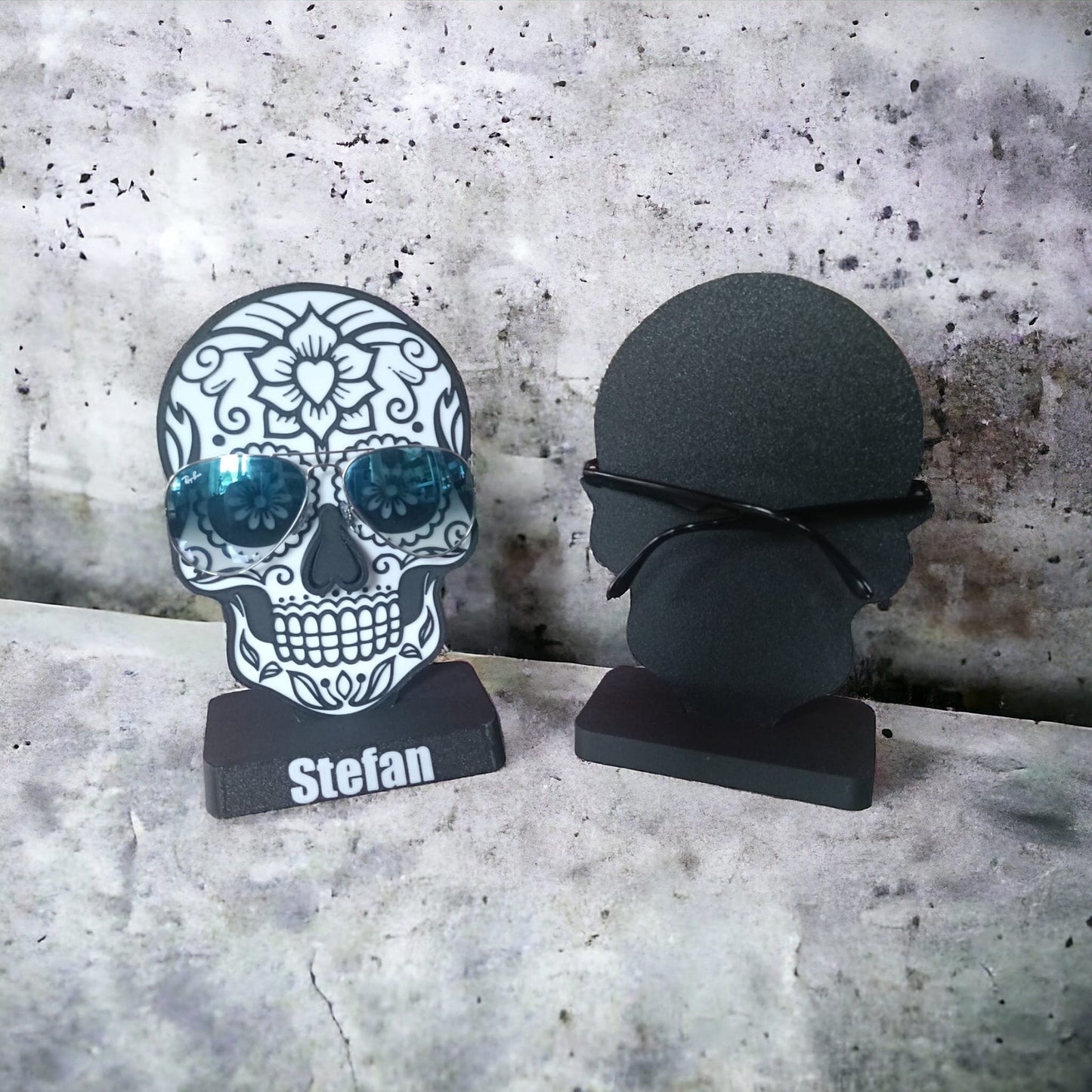 Brillenständer/Sonnenbrillen Display/Personalisierbarer Sonnenbrillen Halter/Brillen Halter/Skull Dekor/Geschenk für Freund