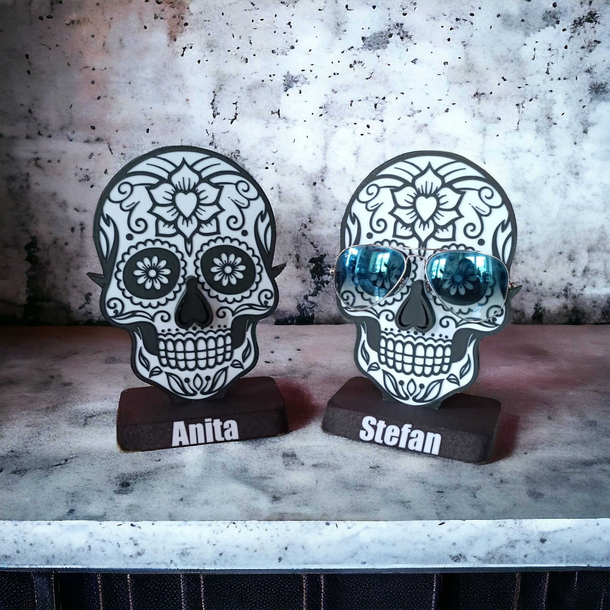 Brillenständer/Sonnenbrillen Display/Personalisierbarer Sonnenbrillen Halter/Brillen Halter/Skull Dekor/Geschenk für Freund